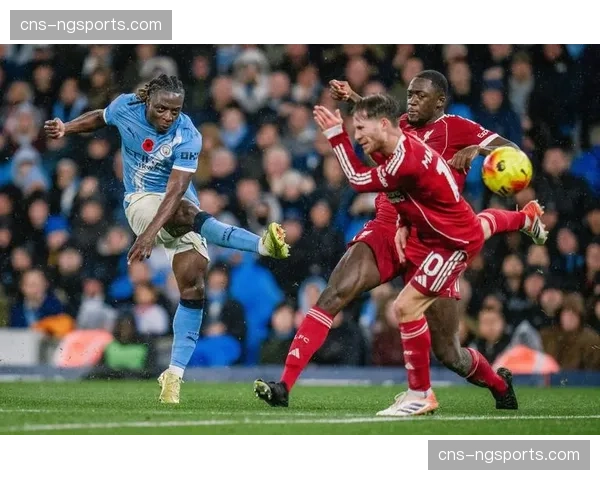 特写:利物浦vs曼城一役,球迷通过AR设备在家中“举起”虚拟助威围巾